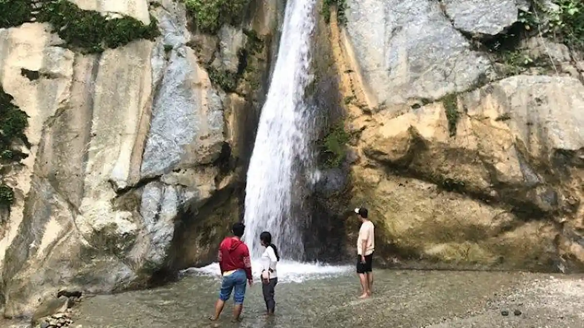 Liburan Seru 40 Menit dari Palu, Nikmati Air Terjun dan Kolam Renang Alam yang Segar