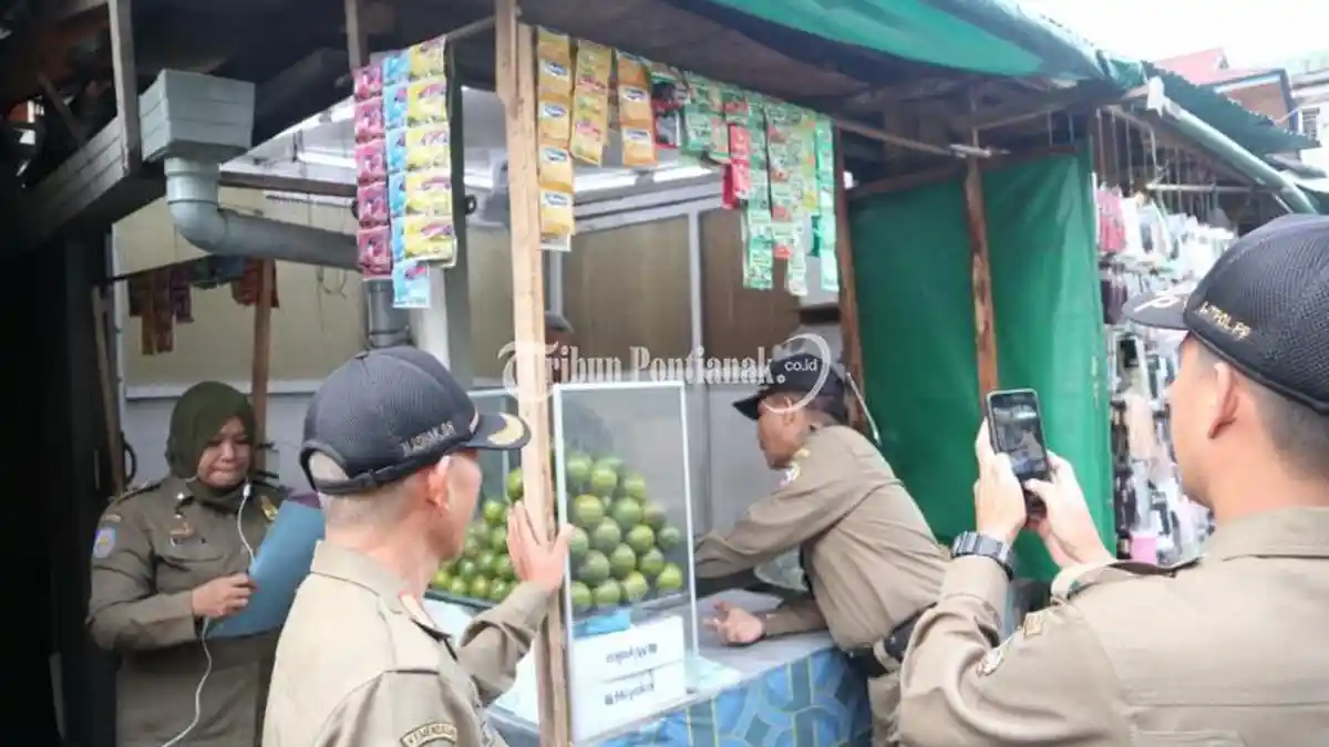 FOTO: Penertiban Lapak PKL di Jalan Nusa Indah II - penertiban-nusa-indah-4.jpg