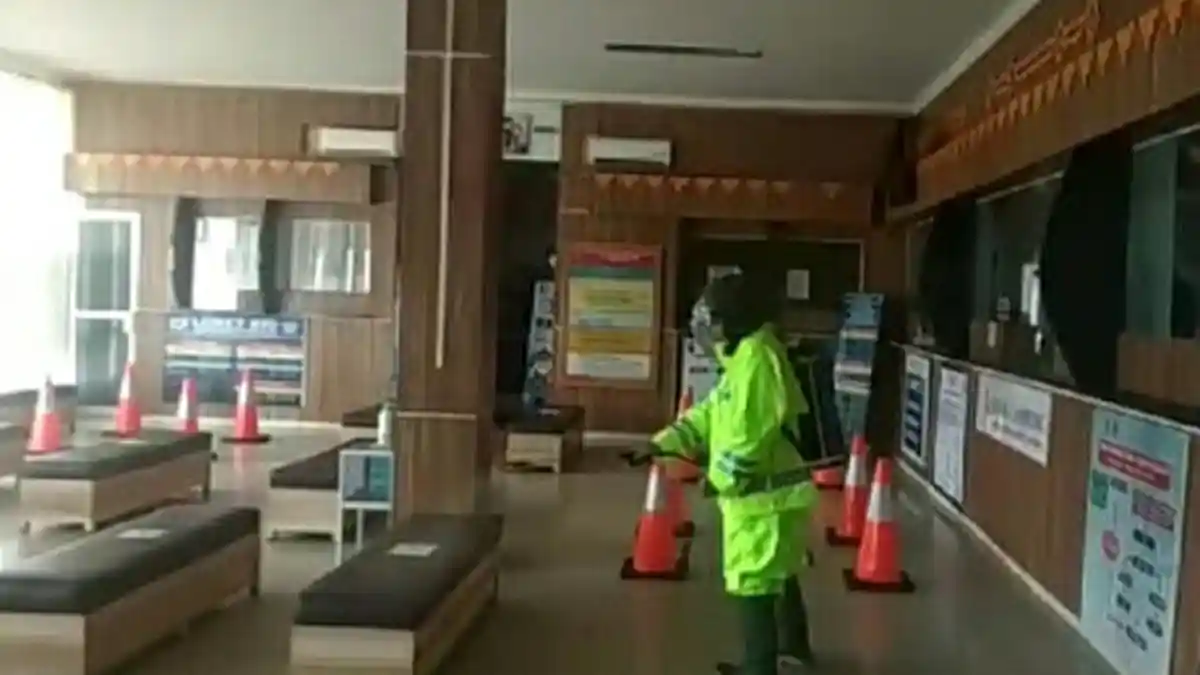 Usai Pelayanan Samsat Kota Agung Tiap Hari Disemprot Disinfektan