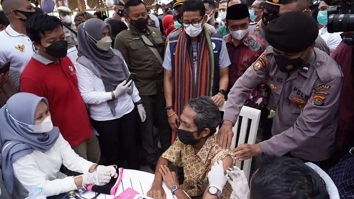 Sandiaga Tinjau Vaksinasi yang Digelar Relawan di Lombok