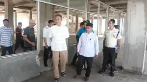 Anggota-Komisi-C-DPRD-DKI-Jakarta-Karyatin-Subiyantoro-saat-meninjau-kondisi-gedung-Pasar-Munjul.jpg