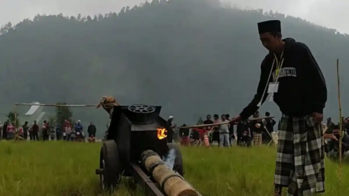 Suara Meriam Bambu Petung Bersautan di Lereng Gunung Lawu, Suka Cita Warga Gondosuli Sambut Ramadan