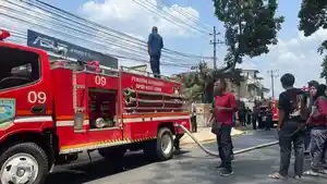 Damkar-Padamkan-Kebakaran-Ruko-di-Jambi-Selatan-Akses-Jalan-Ditutup-Sementara.jpg