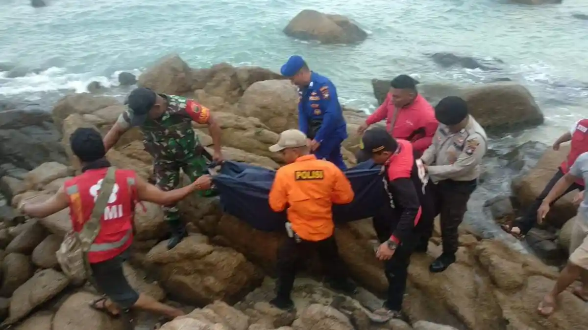 BREAKING NEWS Dua Pelajar Tenggelam di Pantai Trikora Bintan Ditemukan