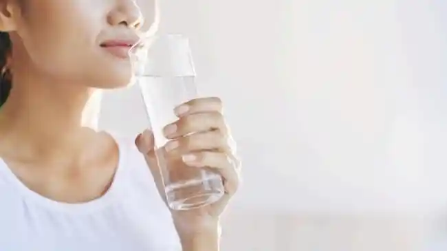 ILUSTRASI-MINUM-AIR-MINERAL.jpg