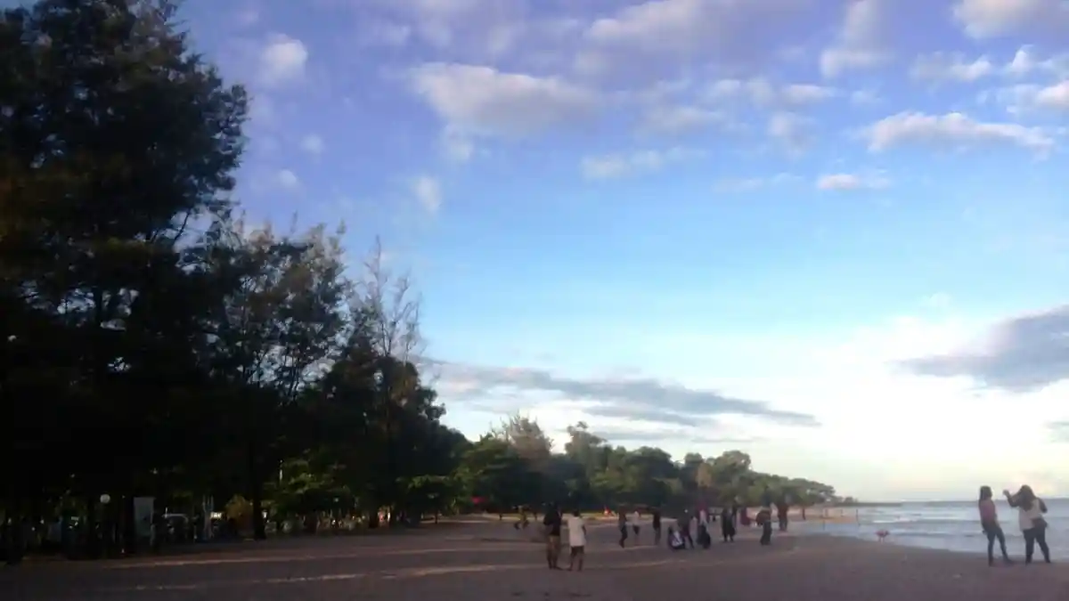 Hari Terakhir Libur Sekolah, Warga Manggar Serbu Pantai Nyiur Melambai