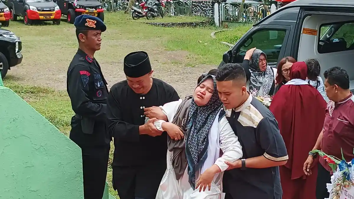 Foto Pemakaman Briptu Rudi Agung Ashari di TMP Mongkonai Kotamobagu Sulawesi Utara