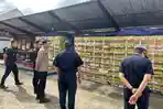ROKOK-ILEGAL-Aparat-saat-mengamankan-rokok-illegal-di-Belu-NTT.jpg