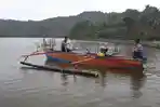 naik-perahu2-ke-sekolah.jpg