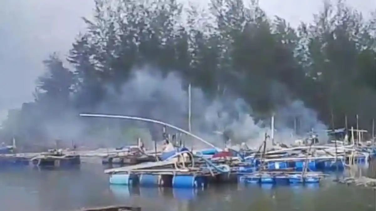 Polisi Selidiki Pembakaran Puluhan Ponton TI Ilegal di Pantai Ulim 