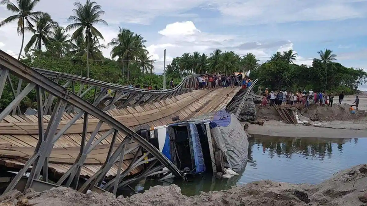 Nekat, 2 Pengendara Motor Tersapu Ombak di Pekon Mandiri Pesisir Barat Lampung, Videonya Viral!