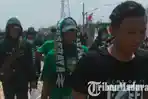 kedatangan-bonek-mania-mulai-padati-lokasi-stadion-gelora-bung-tomo-jelang-final-piala-presiden.jpg