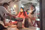 jimmy-melayani-pembeli-di-pasar-kasih-kota-kupang.jpg