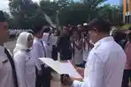 Bupati-Lombok-Timur-menyerahkan-SK-PNS-dan-PPPK.jpg