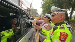 Personel-Satlantas-Polres-Bogor-saat-membagikan-bingkisan-roti-dan-susu-kepada-pengendara.jpg