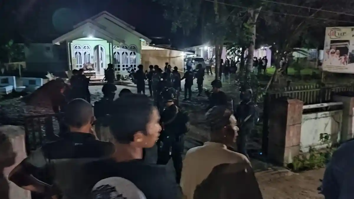 Masyarakat Ketakutan, Tengah Malam Polisi Bersenjata Lengkap Geledah Gudang Batu Hitam Gorontalo