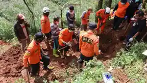 Proses-evakuasi-10-jasad-korban-pembunuhan-yang-dilakukan-oleh-Mbah-Slamet-1.jpg