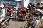 ribuan-warga-Gili-Ketapang-tradisi-Toron-Petolekoran.jpg