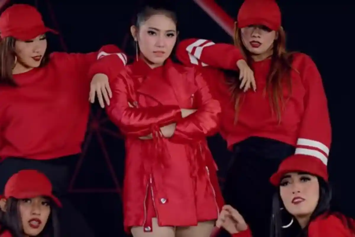 Nonton Langsung Piala Dunia 2018 Laga Inggris vs Kroasia, Jaket yang Dipakai Via Vallen Jadi Sorotan