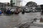 Banjir di Jalan Suprapto Cempaka Putih Jakarta