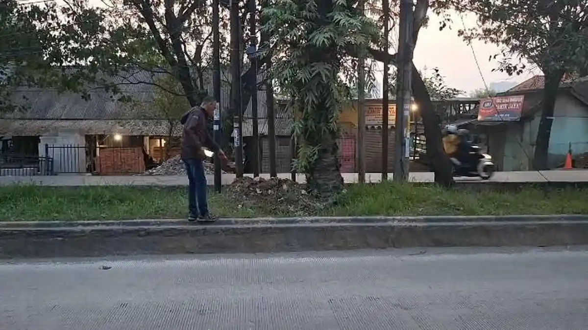 Polisi Selidiki Pengendara Motor Tabrak Lari Penyapu Jalan di Jalan Tegal Danas Cikarang