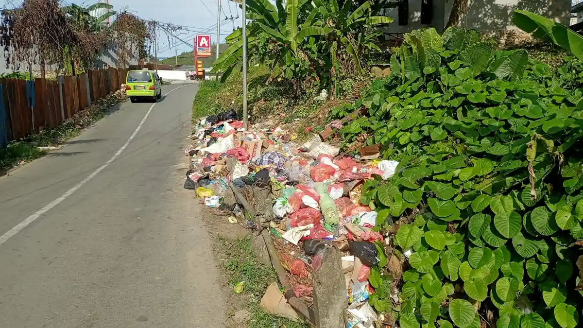 Bibir Jalan Menuju Kampus IAIN Ambon Dipenuhi Sampah Sepanjang Hari