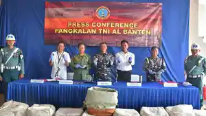Komandan-Lanal-Banten-Kolonel-Laut-P-Catur-Yogi-tengah.jpg