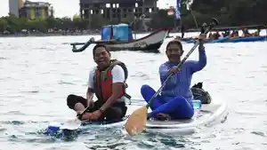 dedi-mulyadi-bermain-kayak-bersama-susi-pudjiastuti-di-pangandaran.jpg