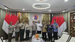 Bupati-Aceh-Tengah-Haili-Yoga-dan-Bupati-Aceh-Tamiang-Armia-Fahmi-berfoto-bersama-Kepala-BNPB.jpg