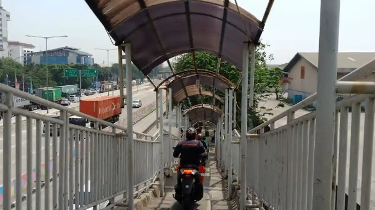 Cornelis Kerap Menghadang Sepeda Motor di Jembatan Penyeberangan Orang Ampera Jakarta Utara