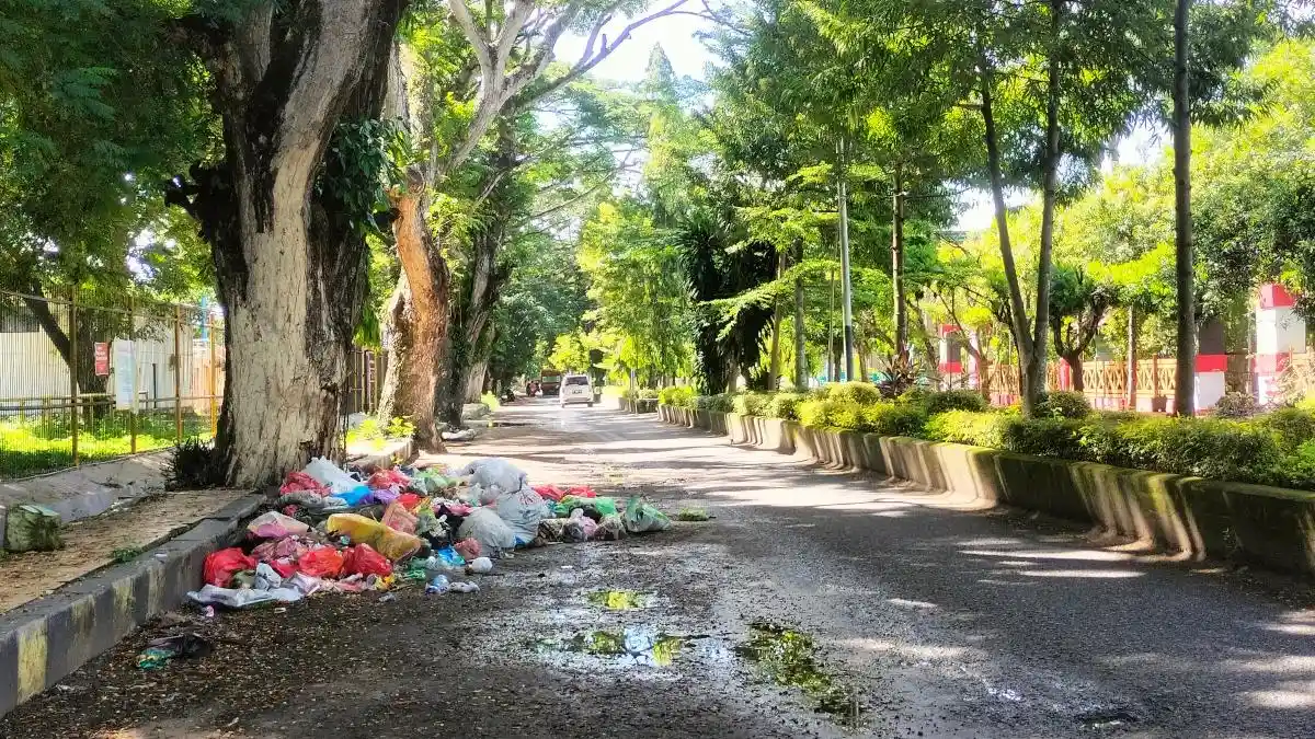 Usai Lebaran, Kota Polewali Mandar Kembali "Banjir" Sampah