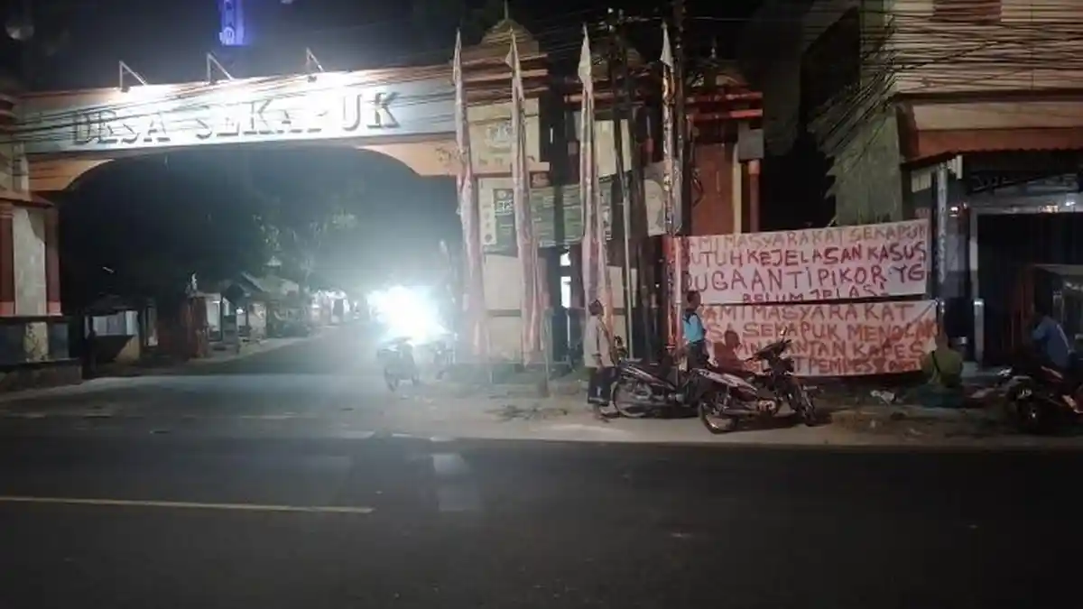 Tolak Mantan Kades Dikukuhkan Lagi, Warga Sekapuk Gresik Pasang Poster Ini
