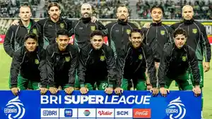 Skuad-utama-Persebaya-foto-di-Stadion-GBT.jpg