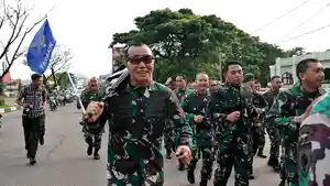 Pangdam-XIV-Hasanuddin-Mayjen-TNI-Totok-Imam-Santoso-kiri-depan-bawa-senjata.jpg