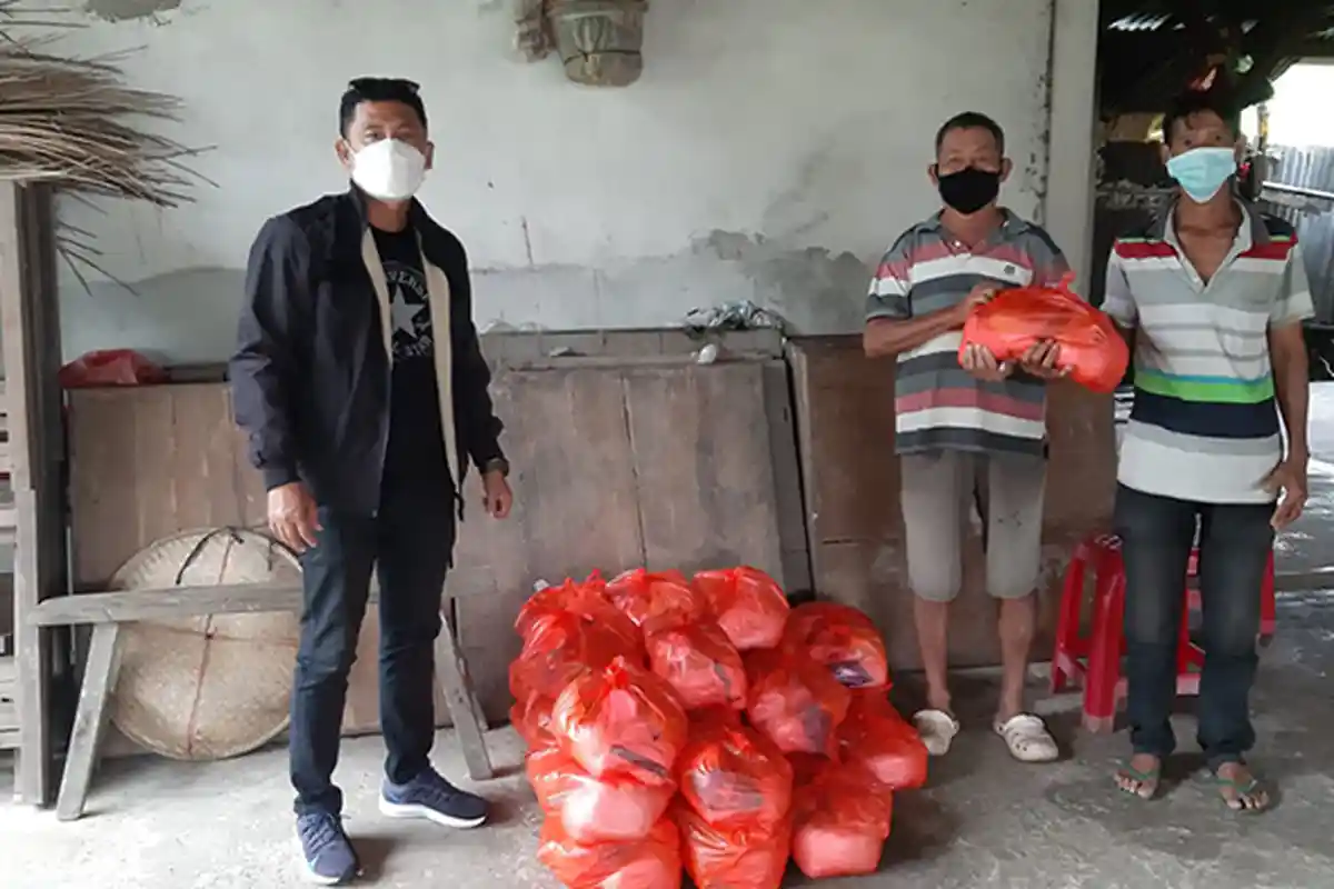 Pemkab Mempawah Distribusikan Paket Pasar Murah untuk Warga Desa Sungai Duri I