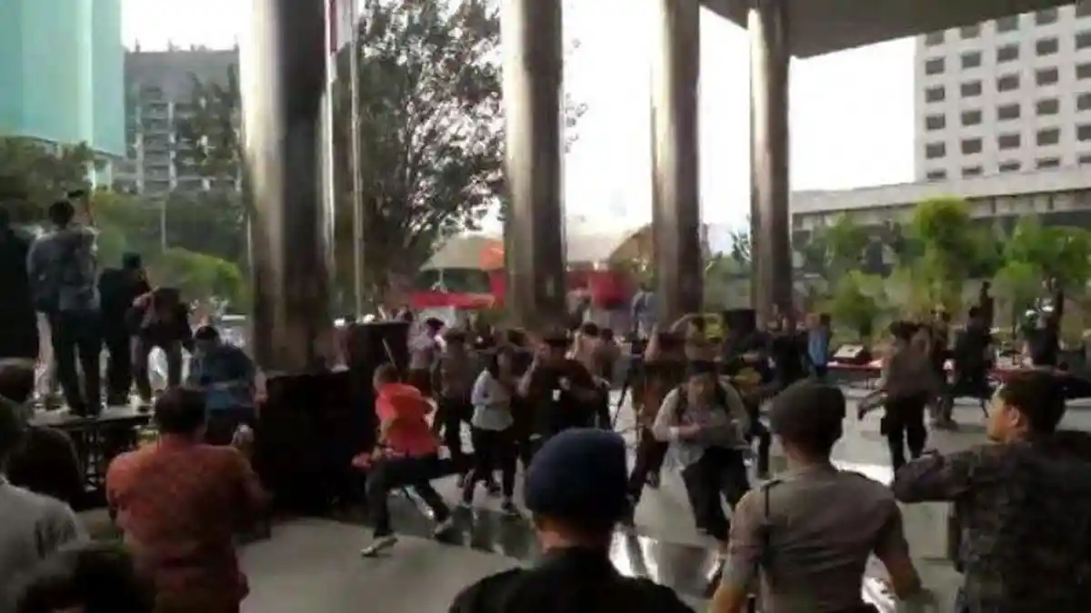 Aksi Massa Ricuh, Gedung Merah Putih KPK Dilempari dengan Batu, Begini Kondisinya