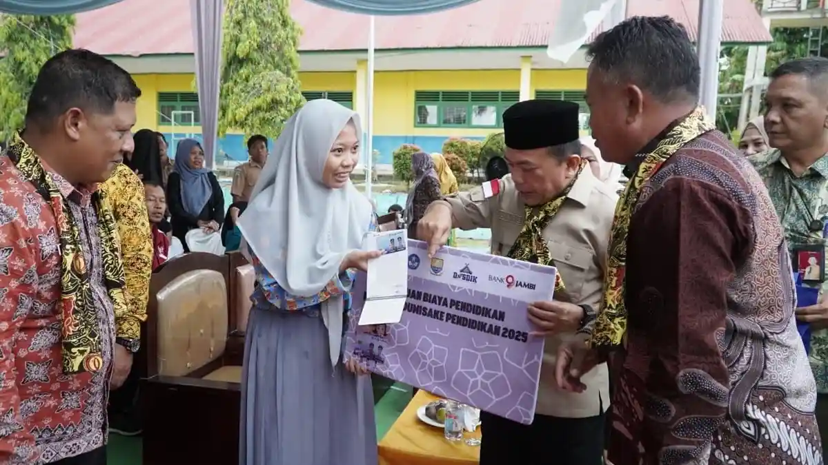Gubernur Jambi Al Haris Serahkan 531 Bantuan Dumisake Pendidikan untuk Kabupaten Tebo