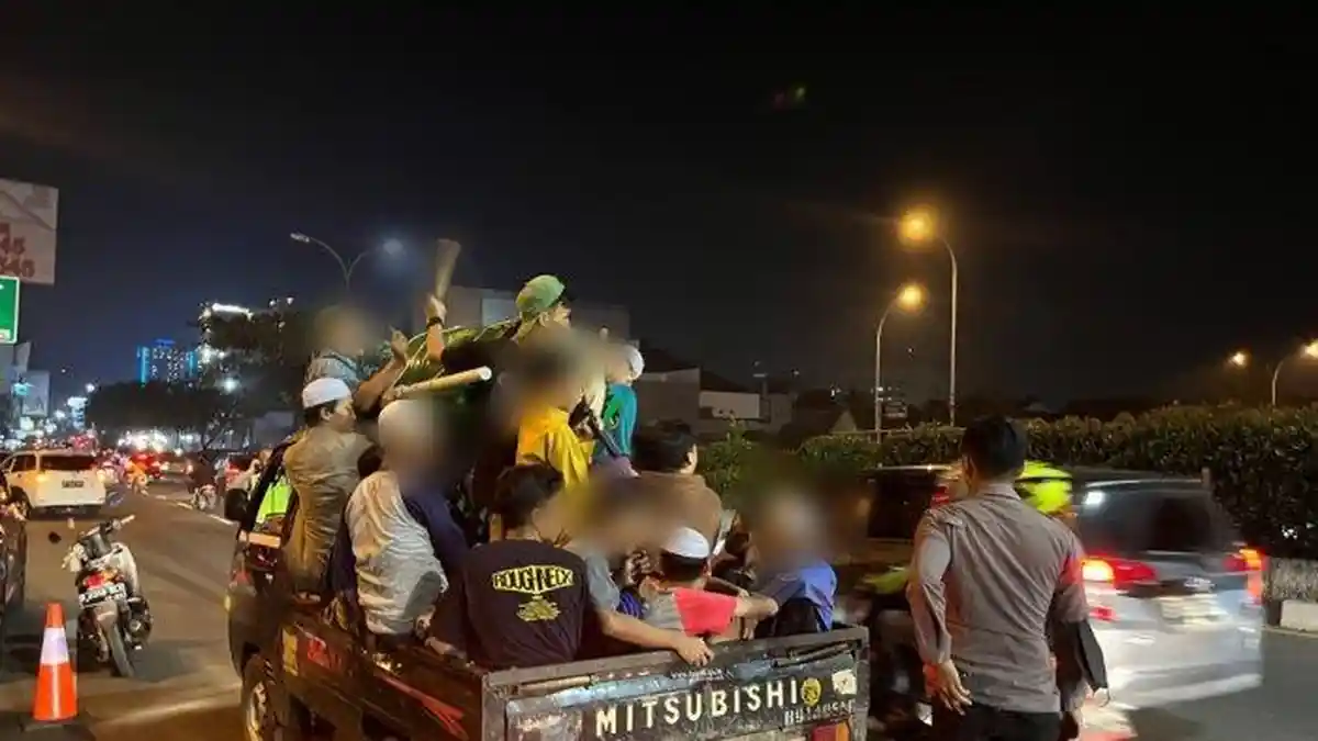 Bosan di Rumah, Bocah Beji Ikut Takbir Keliling Sambil Menabuh Bedug Naik Mobil Bak Terbuka