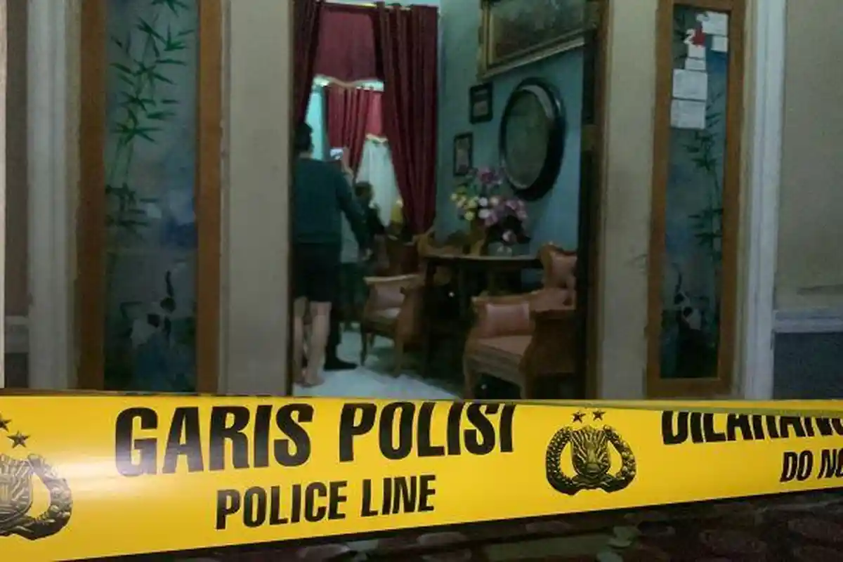 Sebelum Korban Ditemukan Meninggal Diduga Tak Wajar, Pintu Kamar Terkunci Sehingga Didobrak