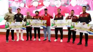 20230601_Bupati-Edi-Damansyah-menyerahkan-bonus-kepada-atlet-Kukar-peraih-Medali-SEA-Games-2023.jpg