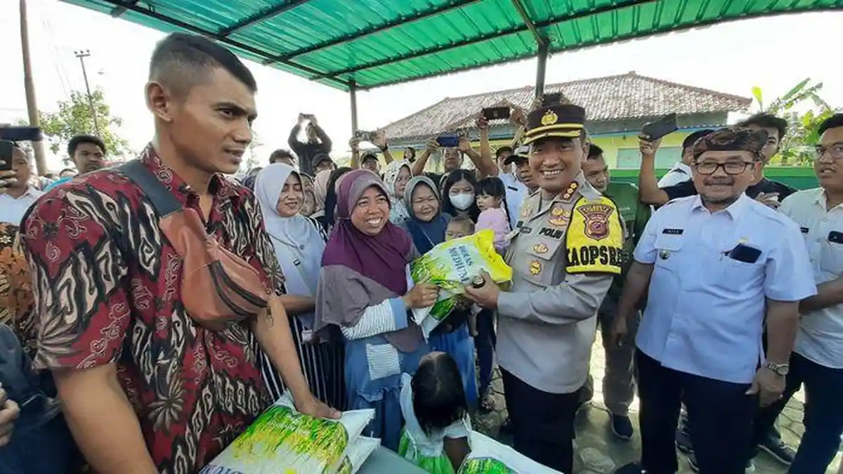 Ratusan Warga Serbu Operasi Beras Murah di Balai Desa Waled Asem Cirebon