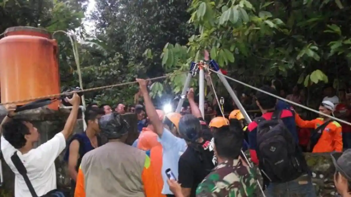 Butuh Waktu Lima Jam Mengevakuasi Jasad Bakir dari dalam Sumur