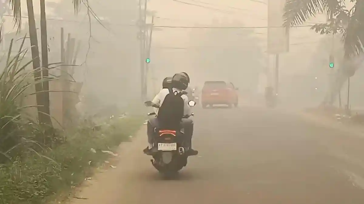 Berita Populer Kotim, Remaja Seragam Sekolah Nekat Berangkat saat Kabut ...