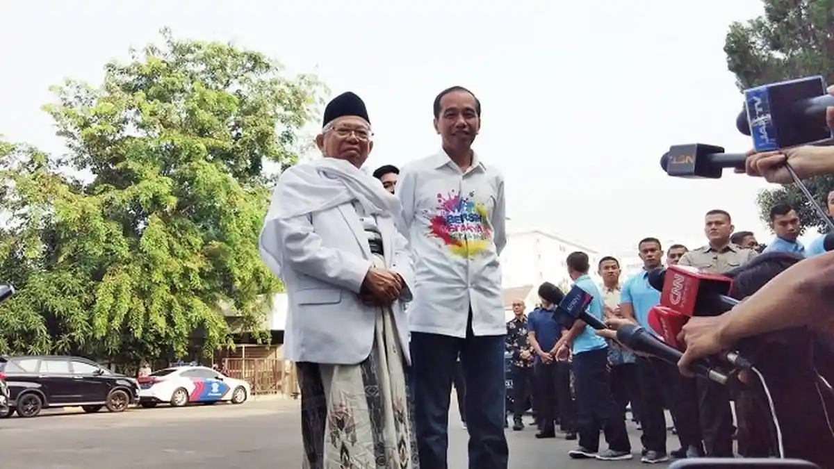 Jalani Tes Kesehatan Bersama Ma'ruf Amin di RSPAD, Begini Perpaduan Kasual Look Ala Jokowi