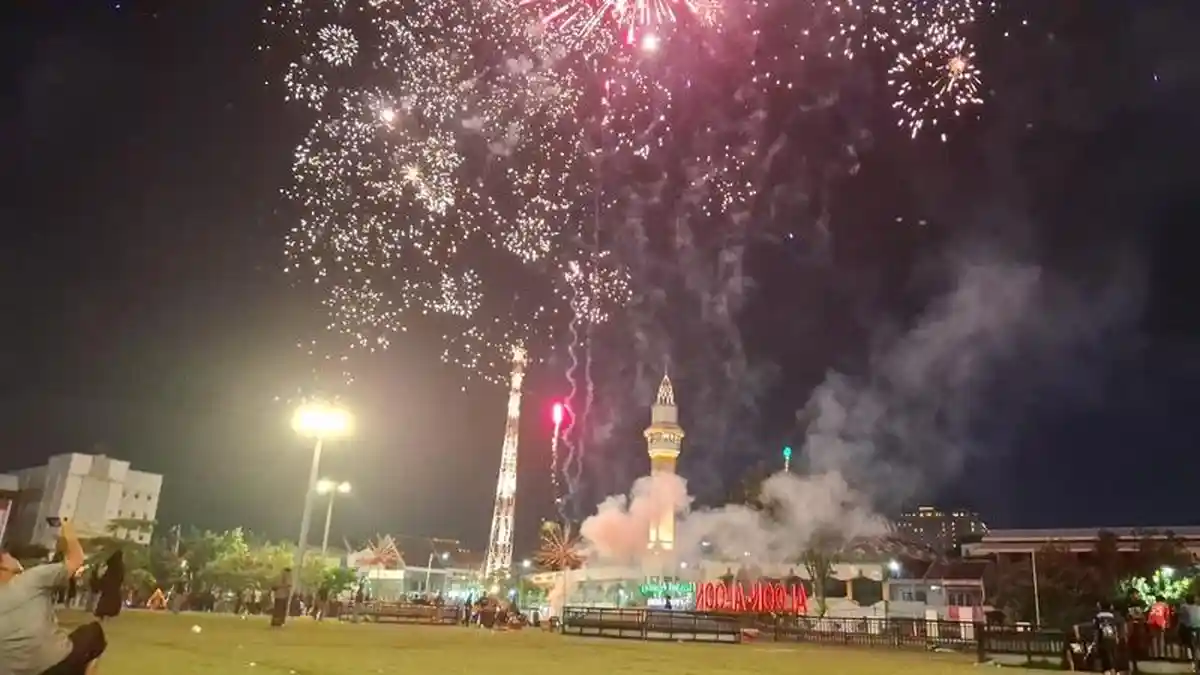 Takbir Keliling di Kauman Semarang Meriah, Warga Rela Menunggu Hingga Pesta Kembang Api Selesai