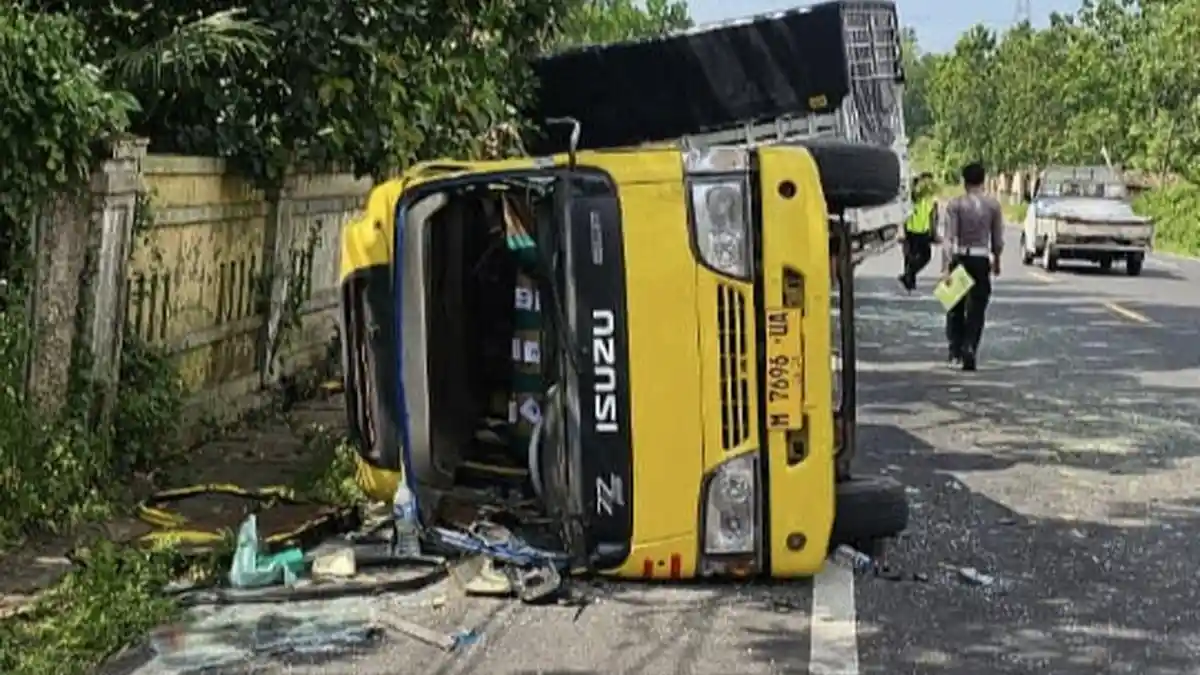 Kecelakaan Beruntun: Minibus Rombongan Anak TK Terguling, Pemotor Tewas Terjepit Ban Truk