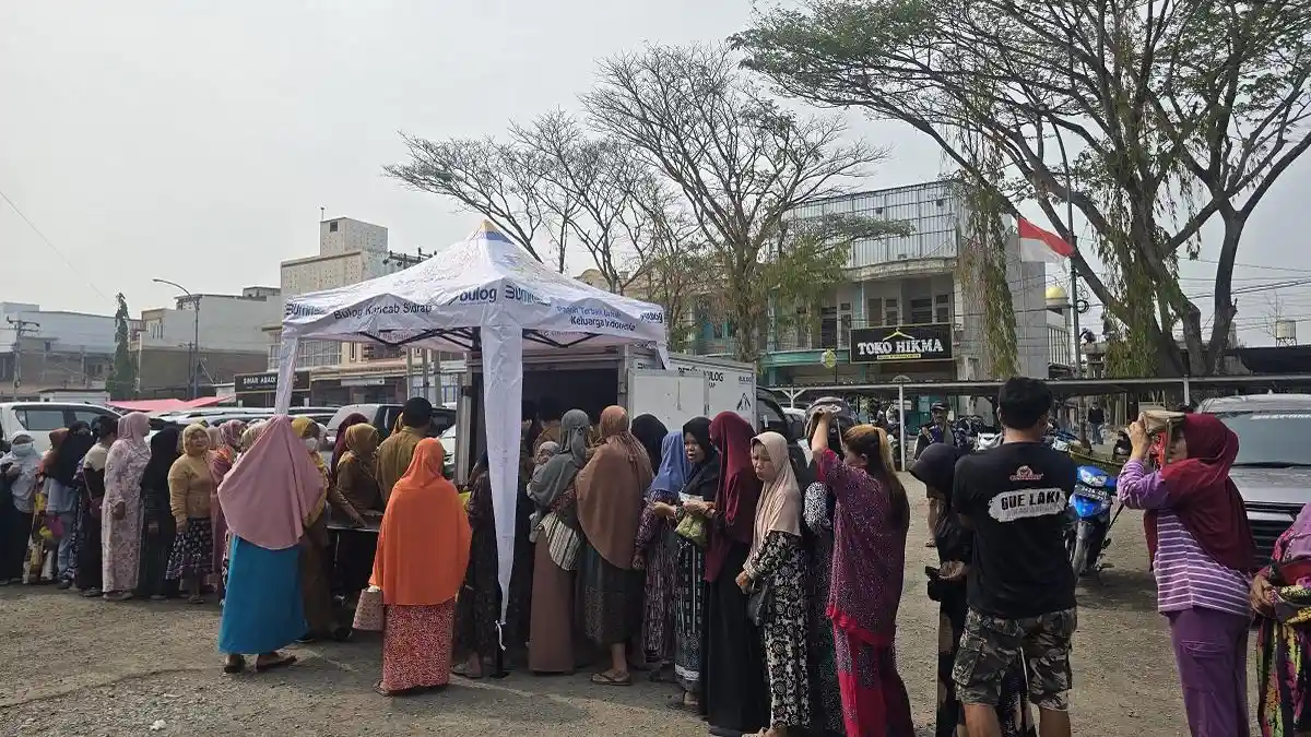 Perjuangan Ibu-Ibu Demi Sembako Murah di Sidrap