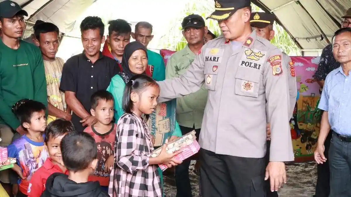Polres Aceh Singkil Bantu Korban Kebakaran Barak Nafasindo
