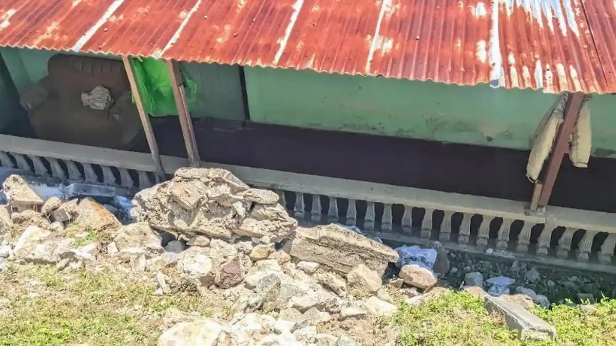 Akibat Hujan Deras, Pagar Jalan Ambruk dan Nyaris Timpa Rumah Warga Botu Gorontalo