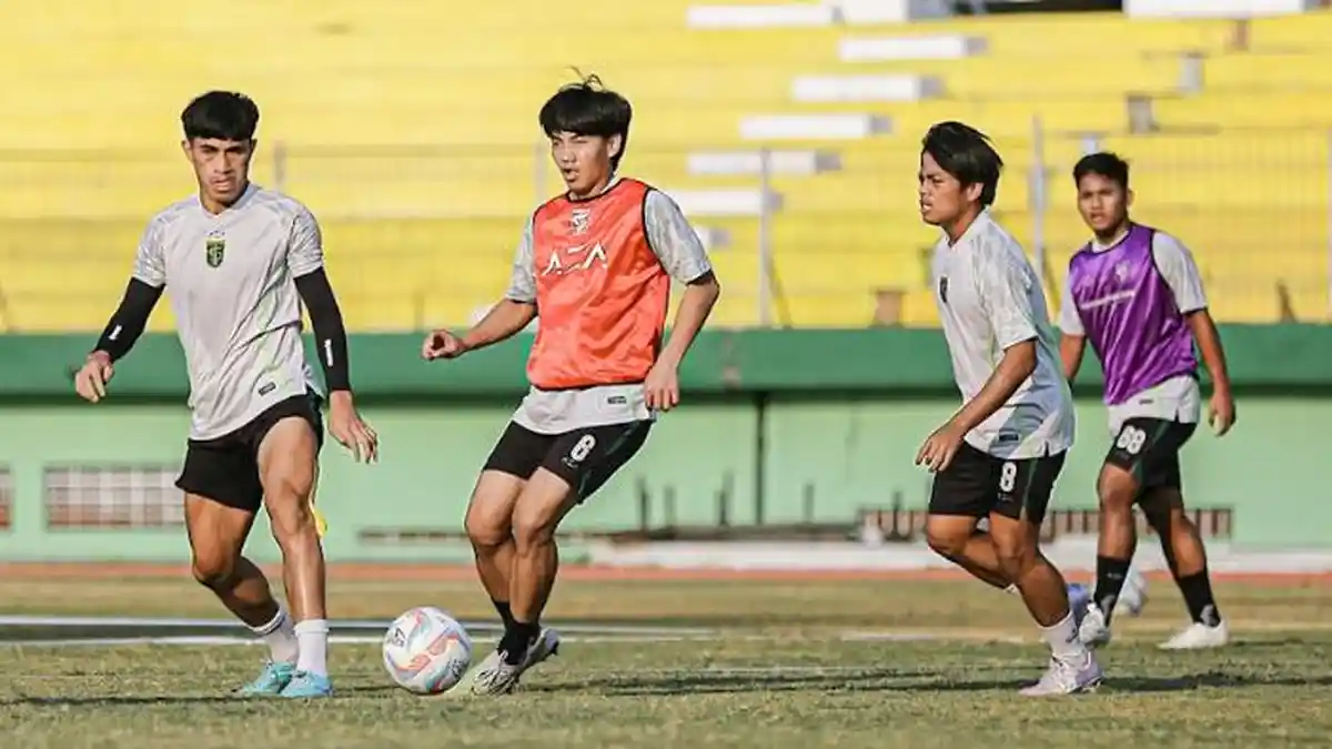 Berita Persebaya Hari Ini Populer: Langkah Pertama Uston Nawawi, Bajul Ijo Segera Lepas Bek Muda